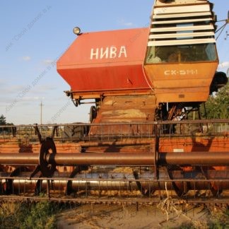 Фото сельскохозяйственной техники - красивый старый комбайн Нива летним днем. Стоковая фотография № 20220812_134503_585