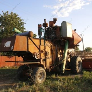 Фото сельскохозяйственной техники - старый зерновой комбайн Нива на фермерском дворе. Стоковая фотография № 20220812_134509_369