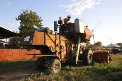 Фото сельскохозяйственной техники - старый зерновой комбайн Нива на фермерском дворе. Стоковая фотография № 20220812_134509_369